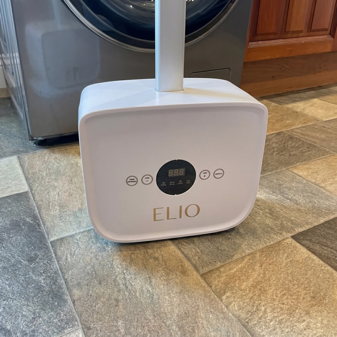 תקריב על בסיס ÉLIO עם לוח הבקרה והלוגו הזהוב